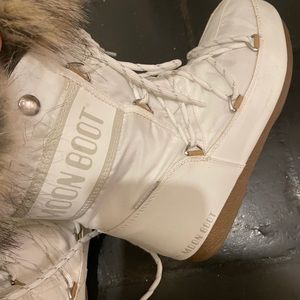 Moon Boots in white size 39